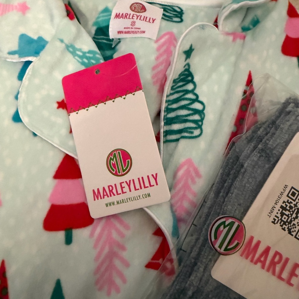 Marleylilly Women's Festive Pajama Set - Pink and Green with a pair of socks NWT